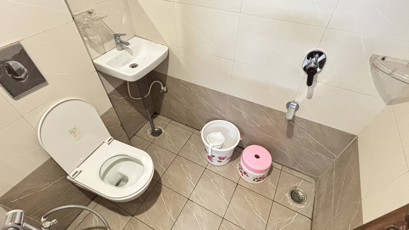 Bathroom with washbasin and toilet